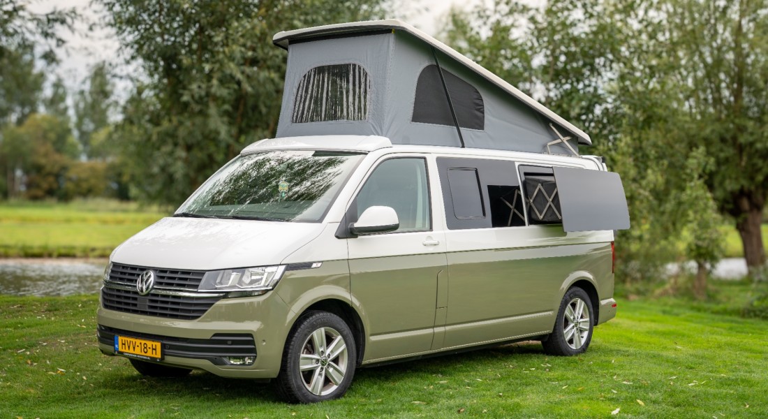 Compacte camper met een vast bed en verrassend veel leefruimte